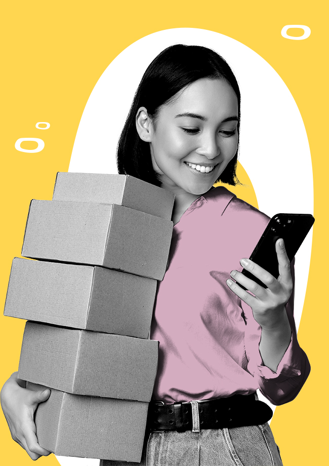 Mujer-emprendedora-sosteniendo-cajas-mirando-celular