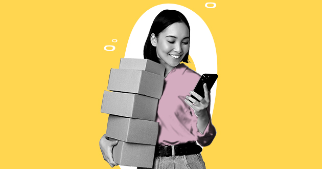 Mujer-emprendedora-sosteniendo-cajas-mirando-celular