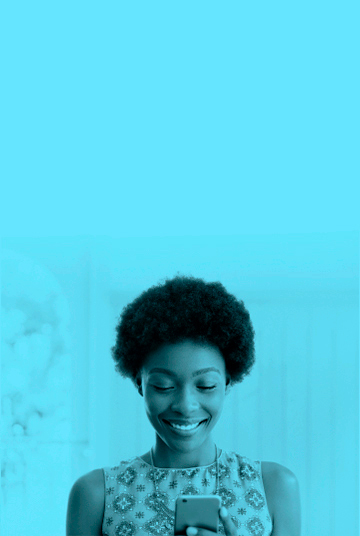 Mujer-joven-afro-lee-felizmente-su-celular