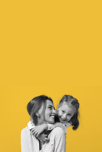 Madre e hija abrazadas sonriendo