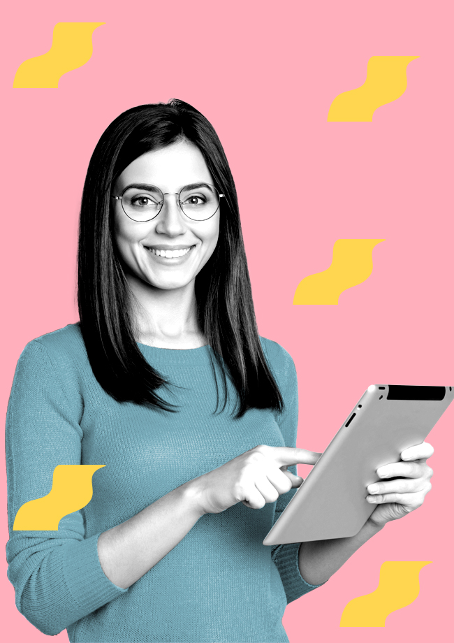 mujer con lentes sonriendo con tablet en manos