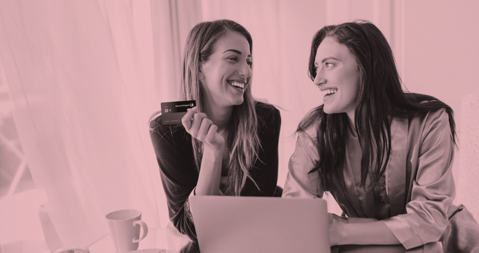 Dos mujeres tomando café mientras compran con tarjeta BDB