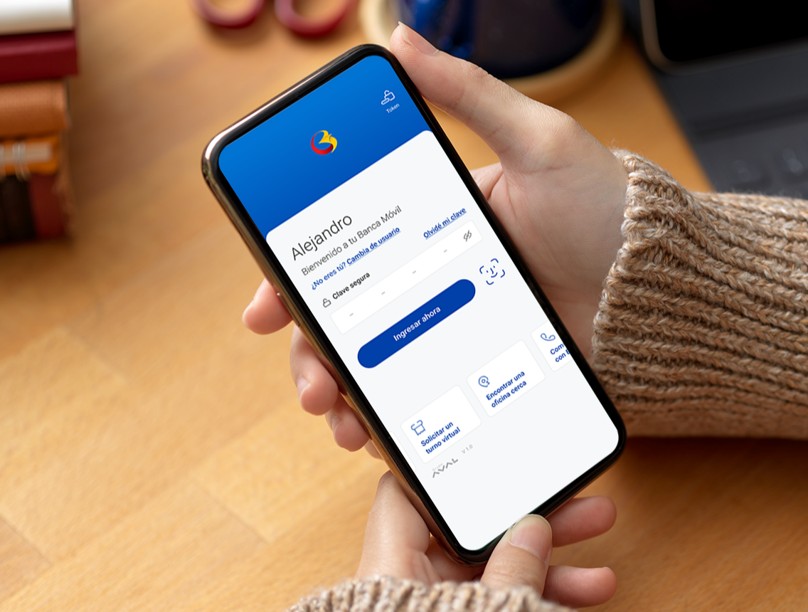 Mano con celular ingresando a banca móvil
