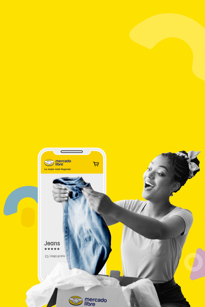 Mujer joven eligiendo producto en Mercado Libre desde celular